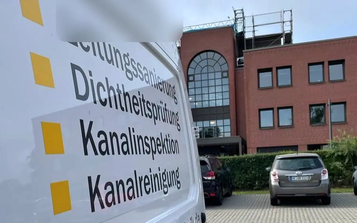 Fahrzeug des Partnerbetriebs P&N mit Beschriftung der Leistungen