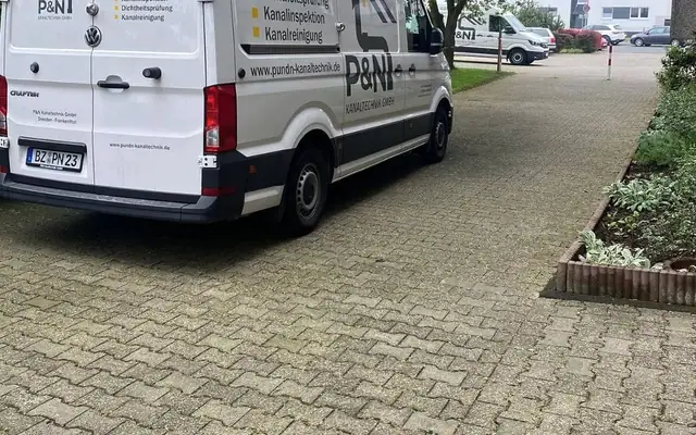Einsatzfahrzeug des Partnerbetriebs P&N Kanaltechnik in einer Hofeinfahrt