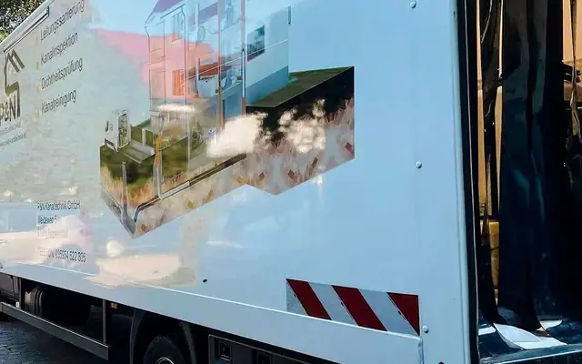 Einsatzfahrzeug des Partnerbetriebs P&N Kanaltechnik vor einem Wohnhaus