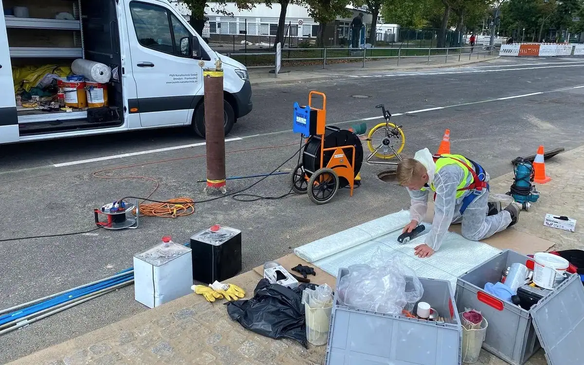 Liner-Zuschnitt am offenen Transporter des Partnerbetriebs